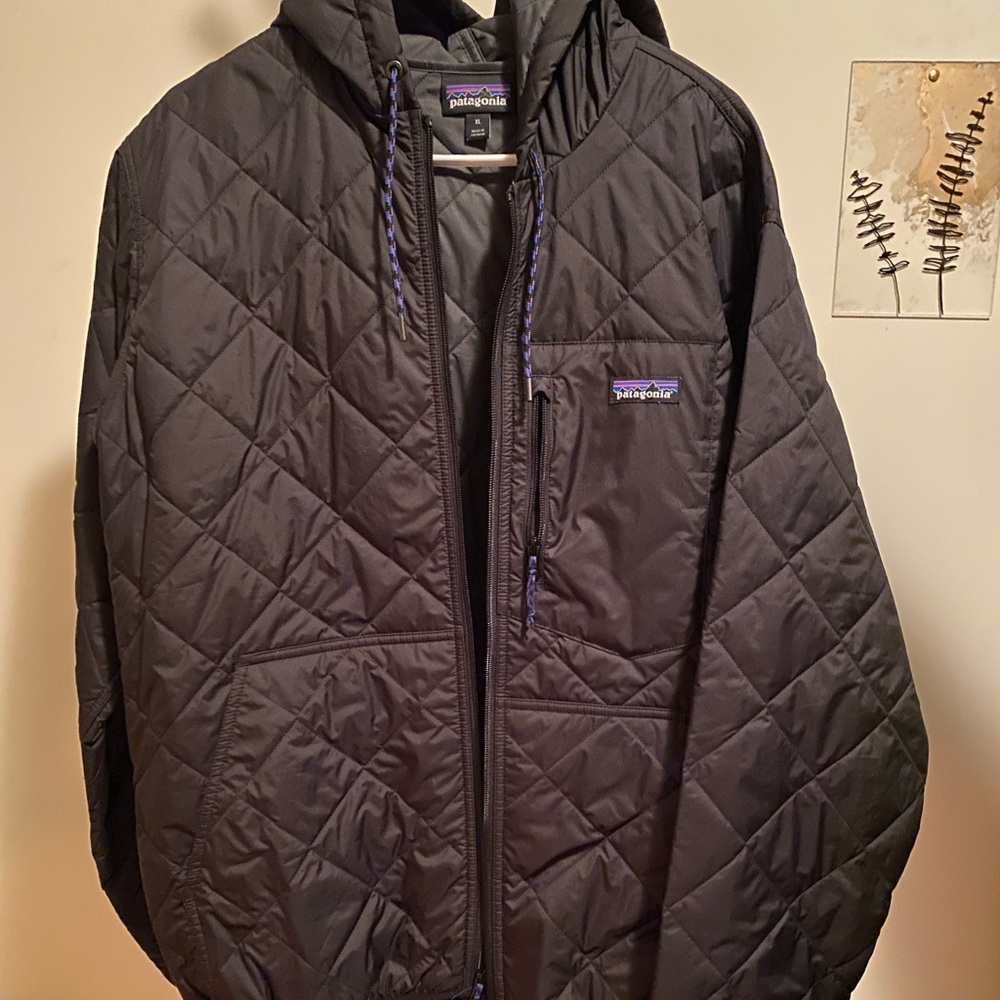 Patagonia NWOT Quilted Bomber Hoody in XL black